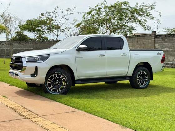 TOYOTA HILUX 2.8 D-4D TURBO DIESEL CD SRX 4X4 AUTOMÁTICO